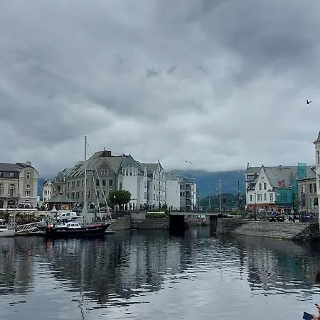 Authenic Art Nouveau Apartment In The City-Center Ålesund Exterior photo