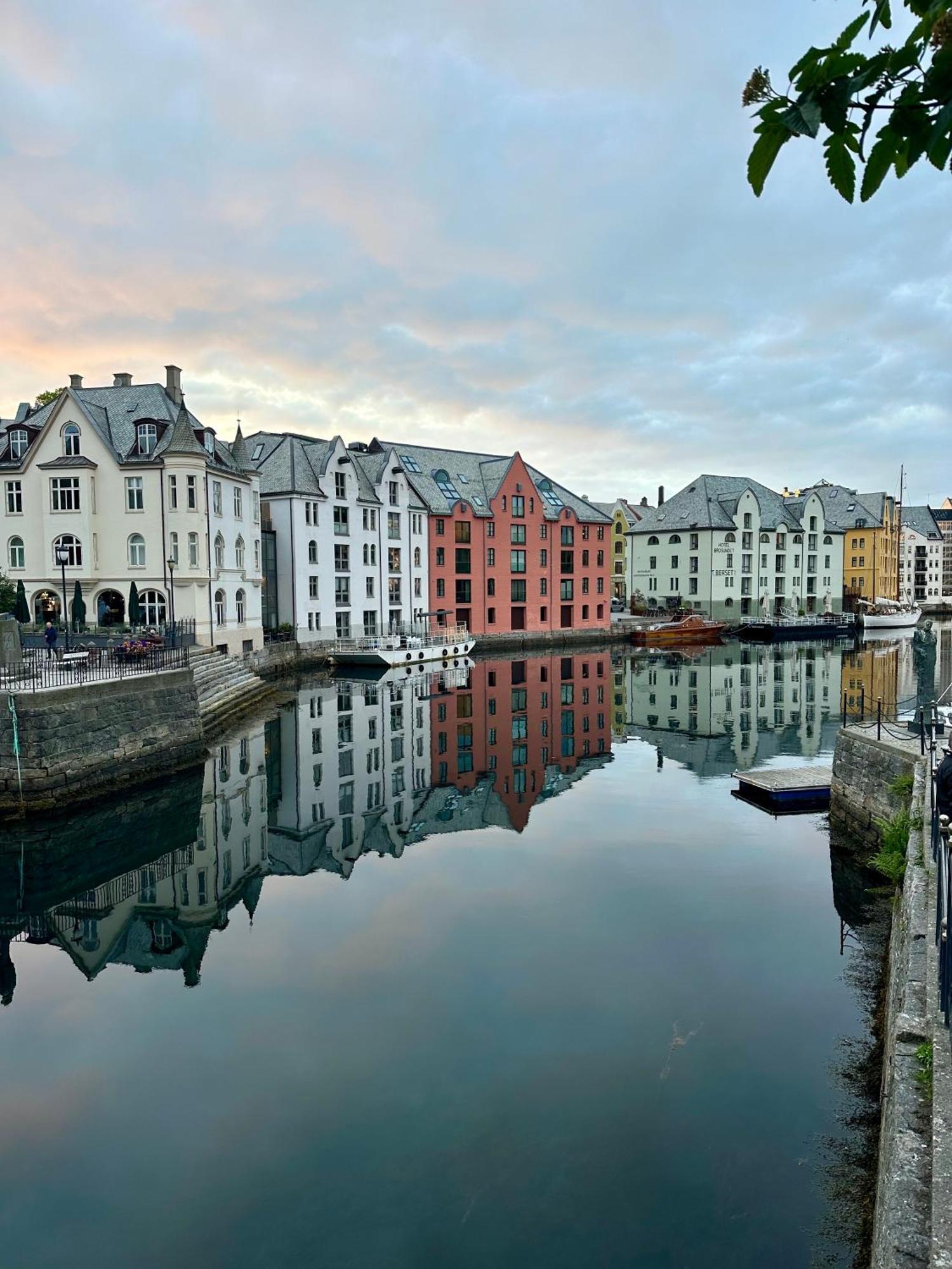 Authenic Art Nouveau In The City-center Apartment Alesund
